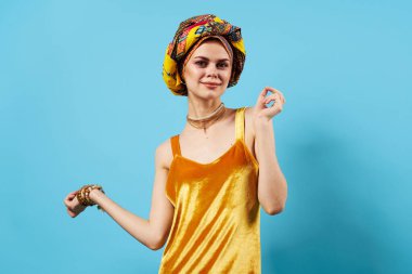 güzel kadın etnik köken çok renkli başörtüsü makyaj cazibesi izole edilmiş arka plan