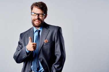 Takım elbiseli iş adamları yatırım ekonomisi Sanal para ışığı arka planı