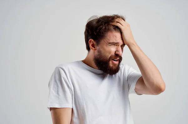 Emotionele man gezondheidsproblemen migraine stress stoornis geïsoleerde achtergrond — Stockfoto