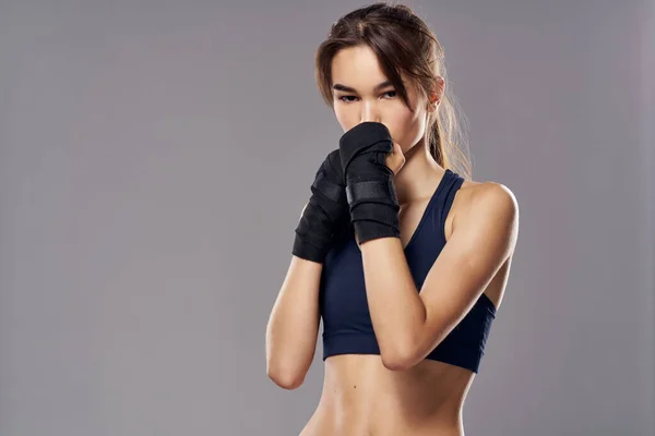 Atlético mulher kickboxing treino aptidão artes marciais luz fundo — Fotografia de Stock
