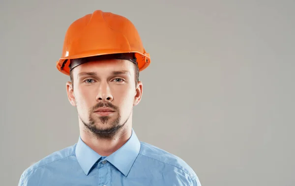 Мужчина строитель в синей рубашке эмоции профессиональный изолированный фон — стоковое фото
