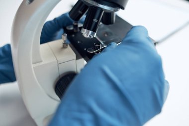 Kadın doktor araştırma biyolojisi ekoloji deney analizi ışık arka planı