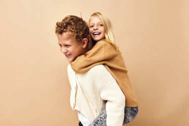 Çocuklar moda gençliğinin şık giyimli çocukluk stüdyosunun yaşam tarzı eğlenceli
