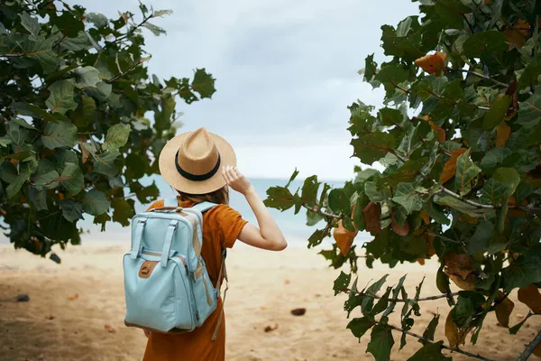 Жінка з рюкзаком подорожі пішки острів свіжого повітря — стокове фото