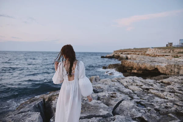 Kadın gezgin beyaz elbise, açık havada özgürce duruyor. — Stok fotoğraf