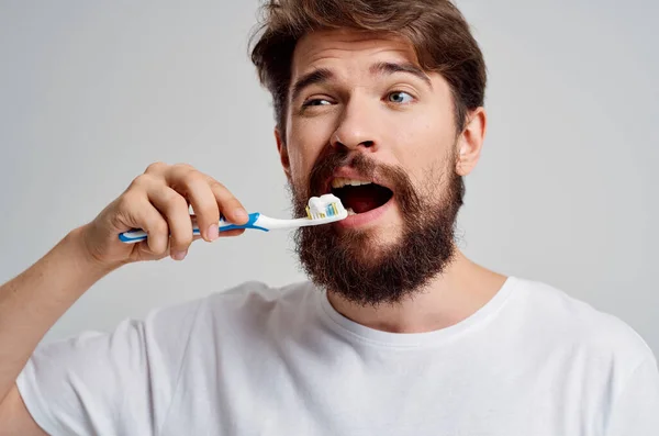 Duygusal adam diş sağlığı diş ağrısı izole edilmiş arka plan — Stok fotoğraf