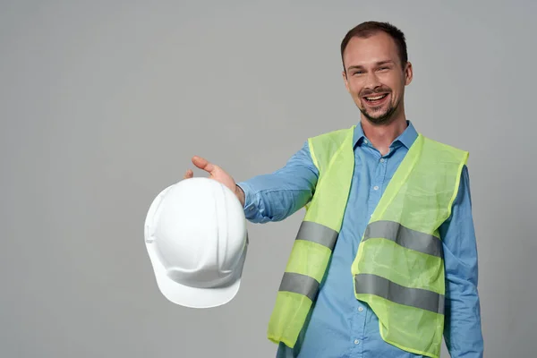 흰색 헬멧 기술자의 안전 경고등을 켜고 일하는 직원 — 스톡 사진