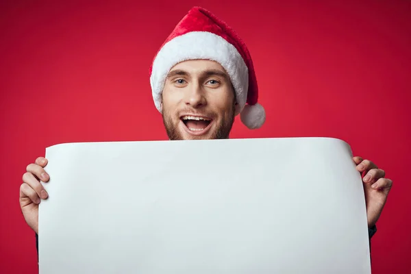 Noel Baba şapkalı duygusal adam bayram bayramında kırmızı arka planda. — Stok fotoğraf