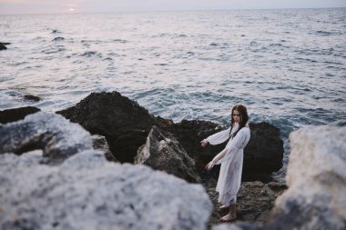 Güzel kadın beyaz elbisesi dışarıda duruyor Yaşam tarzı