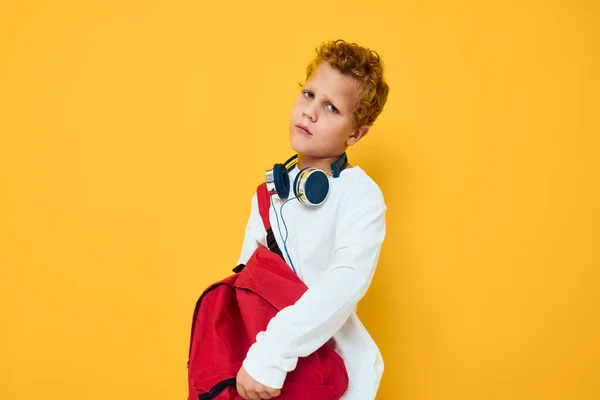 Портрет хлопчика в навушниках жовтий фон — стокове фото