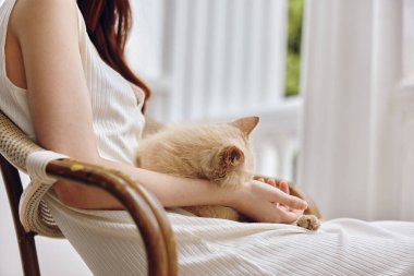 Bayan hostes, evcil hayvanıyla birlikte terasta dinleniyor.