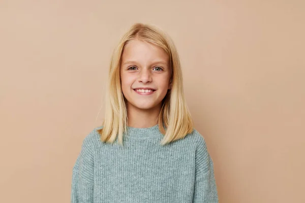 Klein schattig meisje met blond haar kinderen lifestyle concept — Stockfoto