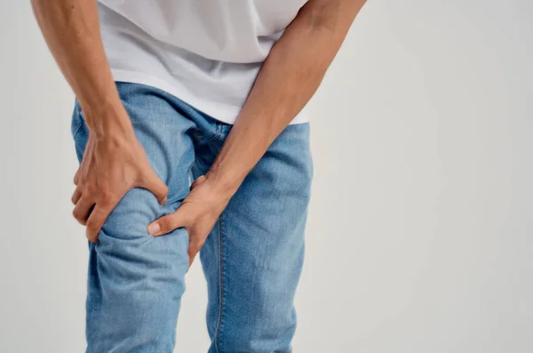 Чоловік тримає коліно біль травмування проблеми зі здоров'ям — стокове фото