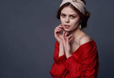 Kırmızı elbiseli güzel kadın doğu tarzı ve saç bandı türbanlı.