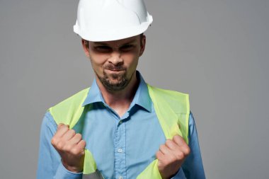 Beyaz kask mühendisi erkek müteahhit güvenli bir arka plan