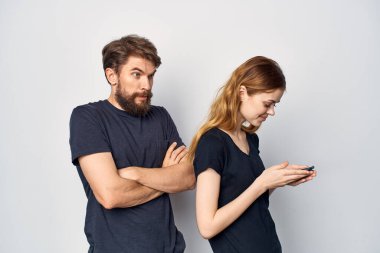 Elinde telefon olan aile duyguları hafif arka planda