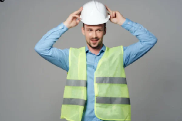 Construtor masculino em forma de trabalho de construção luz de fundo — Fotografia de Stock