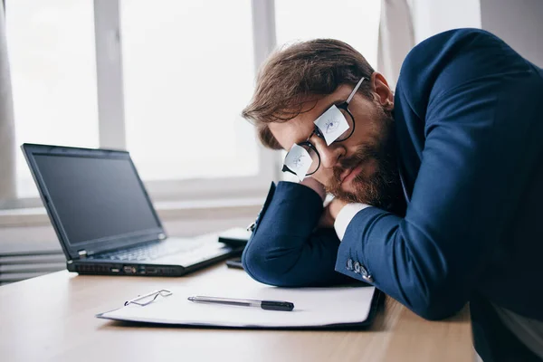 Gerente trabalhando para um laptop no escritório emoções internet oficial — Fotografia de Stock