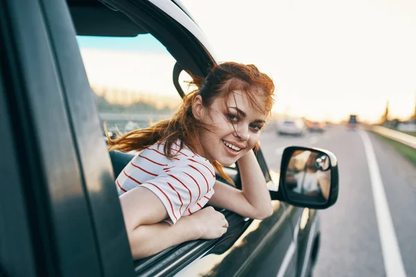 Χαρούμενη γυναίκα στο αυτοκίνητο ταξίδι δρόμο — Φωτογραφία Αρχείου