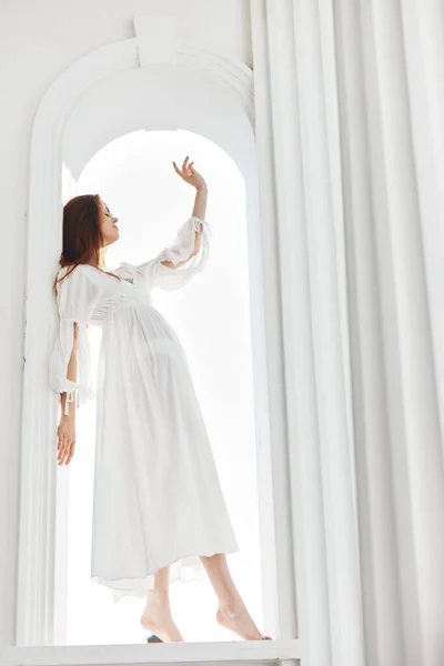 Mujer en vestido blanco posando lujo de moda —  Fotos de Stock