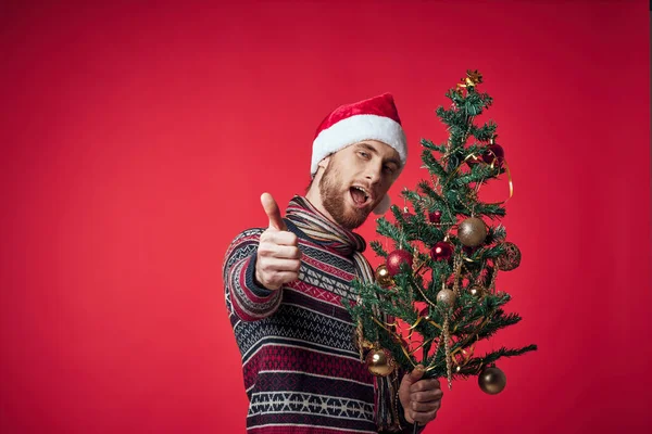 Wesoły człowiek w kapeluszu Santa świąteczne dekoracje wakacje Nowy Rok czerwone tło — Zdjęcie stockowe