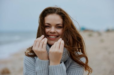 Bir kadının portresi kumsalda yürüyor okyanus özgürlüğüne yolculuk ediyor mutlu bir kadın dinleniyor