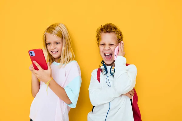Foto von zwei kleinen Kindern Mädchen verwenden Gadgets mit Kopfhörern Studio Ausbildungskonzept — Stockfoto