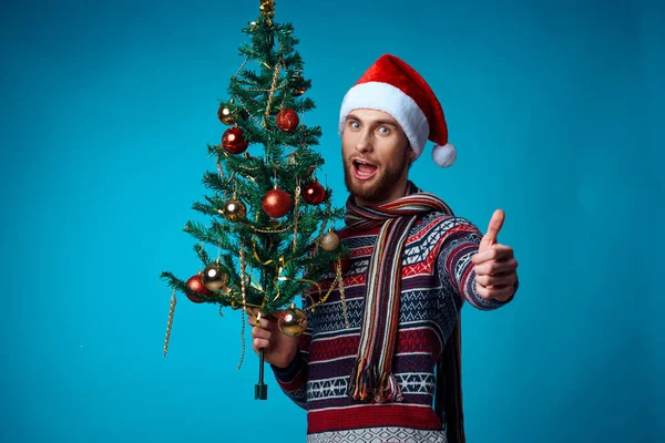 Noel Baba şapkalı neşeli adam elinde bir bayram stüdyosu poz veriyor. — Stok fotoğraf