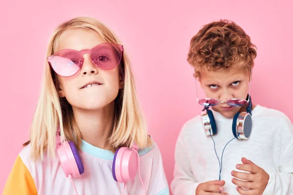 Чарівні маленькі діти в сонцезахисних окулярах розважаються з друзями випадкові діти моди — стокове фото