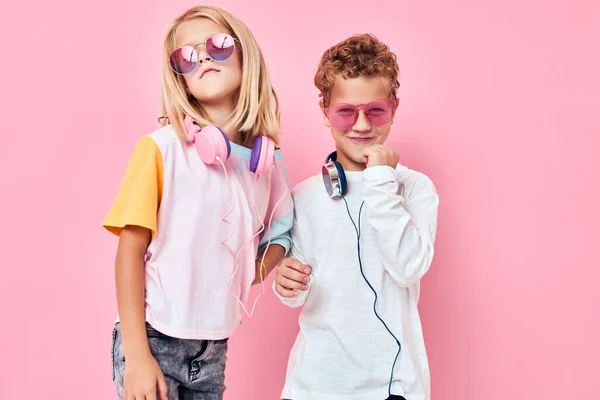 Bonito sorrindo crianças em óculos de sol se divertir com amigos casuais crianças moda — Fotografia de Stock