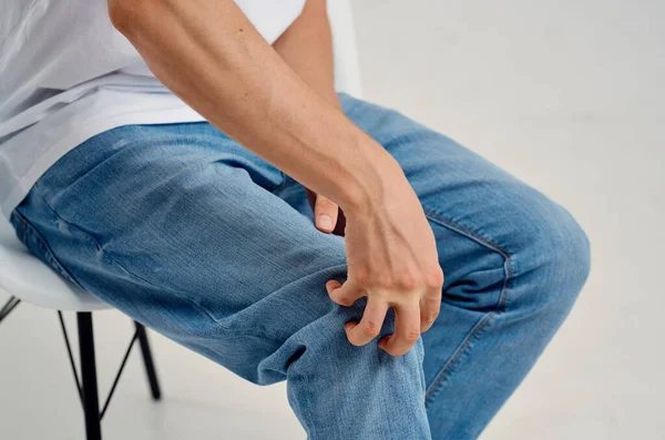 Homem segurando sua perna dor lesão medicina close-up — Fotografia de Stock