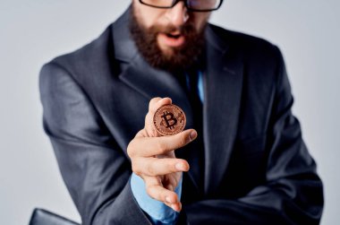 Takım elbiseli iş adamları yatırım ekonomisinde sanal para izole edilmiş