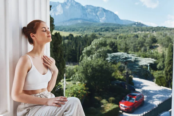 Balkondaki güzel kadın doğa manzaralı dağ tatili — Stok fotoğraf