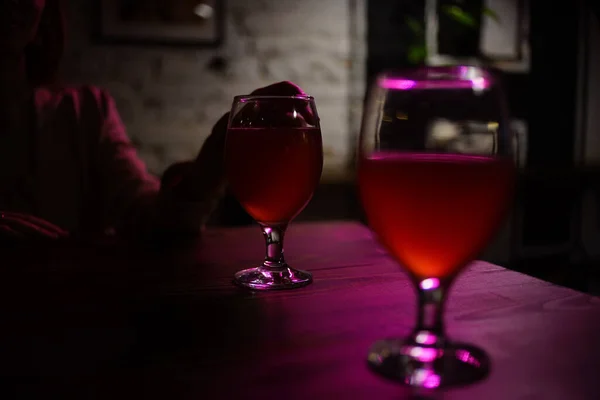 Rode alcoholische cocktails bar luxe romantiek — Stockfoto