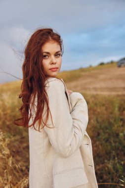 Kadınlar güneşli bir günde tarlada yürür.