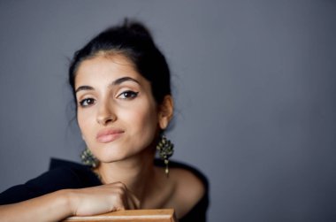Siyah elbiseli güzel bir kadın lüks bir moda stüdyosunda.