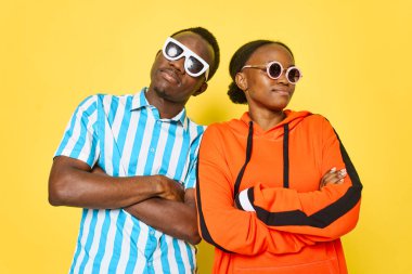 Güneş gözlüğü takan genç Afrikalı çift. Moda sarısı.