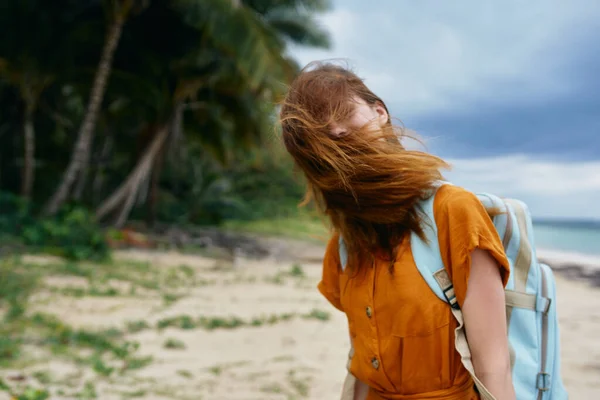 Жінка з рюкзаком на острові тропіки подорожей — стокове фото