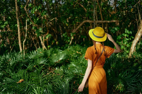 Mulher viagem turística para a selva folhas verdes exóticas — Fotografia de Stock