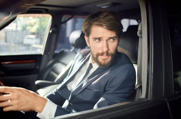 Lüks hayat tarzı özgüven dolu bir araba yolculuğu yapan iş adamları.