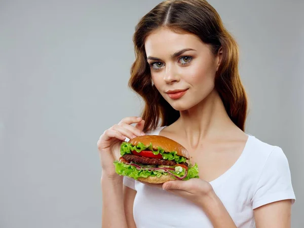 Mujer en blanco camiseta hamburguesa comida rápida dieta — Foto de Stock