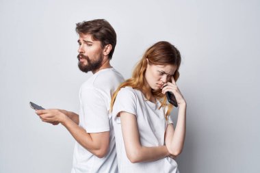 El iletişimi ışık geçmişi olan genç bir çift.