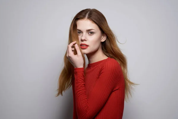 Красивая женщина модная прическа красный свитер модельной студии — стоковое фото