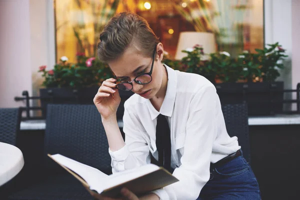 Étudiant à l'extérieur dans un café d'été communication de repos — Photo