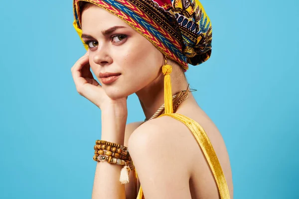 Όμορφη γυναίκα σε πολύχρωμο τουρμπάνι ελκυστική εμφάνιση Κοσμήματα χαμόγελο απομονωμένο φόντο — Φωτογραφία Αρχείου