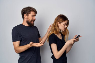 Elinde telefon olan aile duyguları hafif arka planda