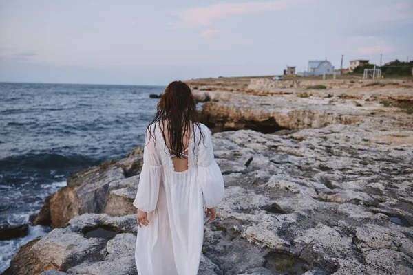 Beyaz elbiseli kadın doğa deniz yolculuğu yaşam tarzı — Stok fotoğraf