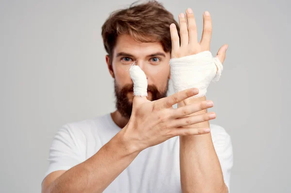 Paciente masculino lesión de la mano tratamiento problemas de salud emociones aisladas fondo —  Fotos de Stock