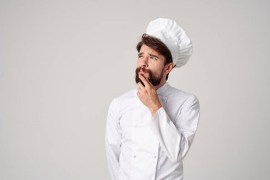 Sakallı adam Şef üniforması Duyguları pişirme gurmesi soyutlanmış arka plan