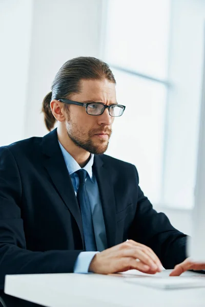 Homem de negócios usando óculos mesa de trabalho gerente de escritório de computador — Fotografia de Stock